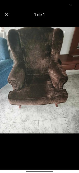 Sillón orejero marrón de terciopelo