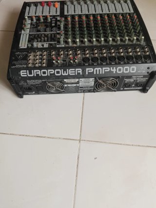 Mesa de mezclas Behringer EUROPOWER PMP4000