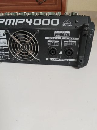 Mesa de mezclas Behringer EUROPOWER PMP4000