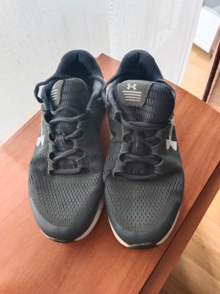 Zapatillas Under Armour grises y blancas
