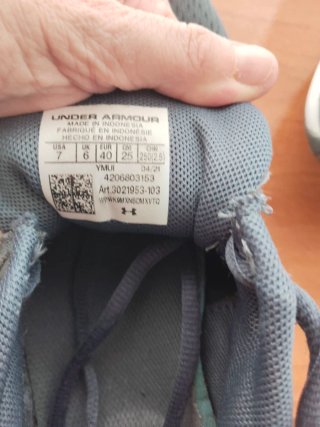 Zapatillas Under Armour grises y blancas