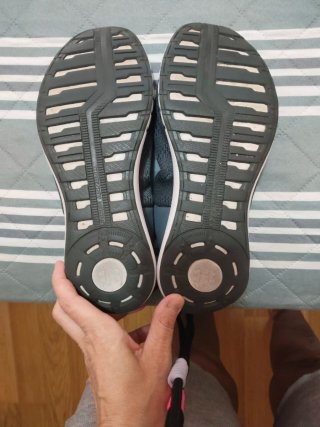 Zapatillas Under Armour grises y blancas