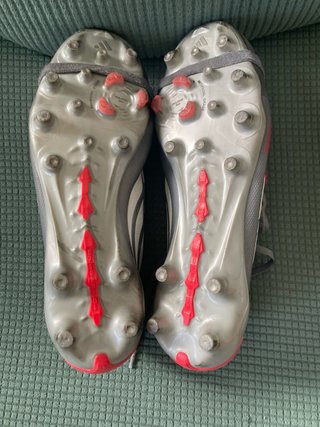 Botas de fútbol Adidas grises y rojas