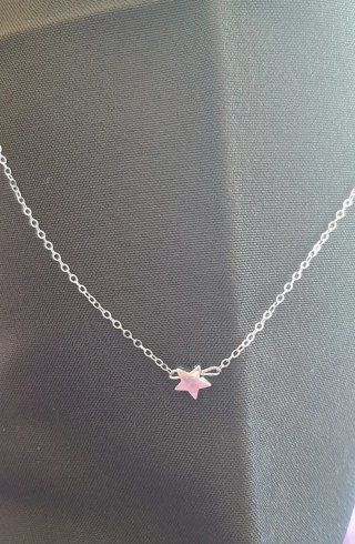 Gargantilla plateada con estrella.Nueva