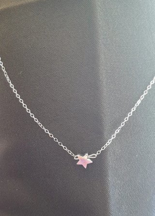 Gargantilla plateada con estrella.Nueva