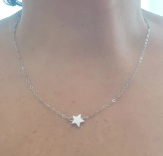Gargantilla plateada con estrella.Nueva