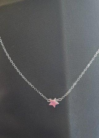 Gargantilla plateada con estrella.Nueva