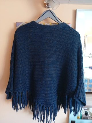 Poncho azul y marrón, con flecos, Marca Blanco.