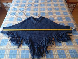 Poncho azul y marrón, con flecos, Marca Blanco.