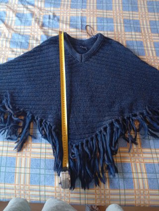 Poncho azul y marrón, con flecos, Marca Blanco.