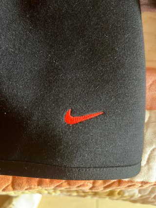 Sudadera Nike Tech Fleece Negra Logo Rojo