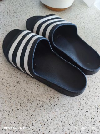 Chanclas Adidas Negras y Blancas
