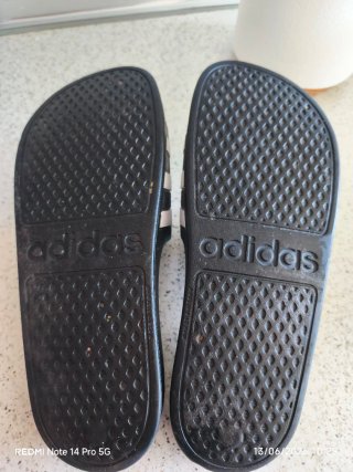 Chanclas Adidas Negras y Blancas