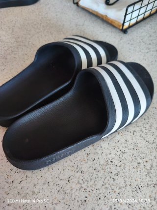 Chanclas Adidas Negras y Blancas