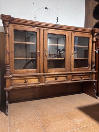 Parte superior de alacena de madera y cristal