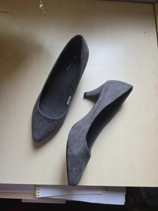 Zapatos grises de tacón bajo