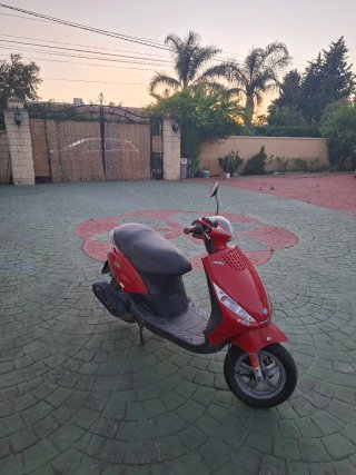Piaggio Zip 4T Scooter Roja