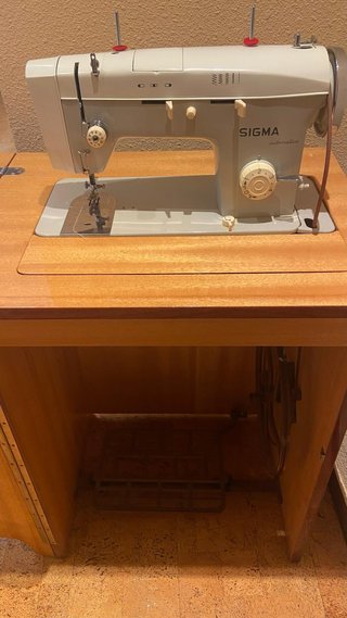 Máquina de coser Sigma con armario