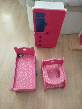 Muebles de muñecas: armario, cuna y trona