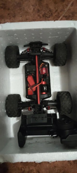 Coche teledirigido RC Monster Truck y otro coche.
