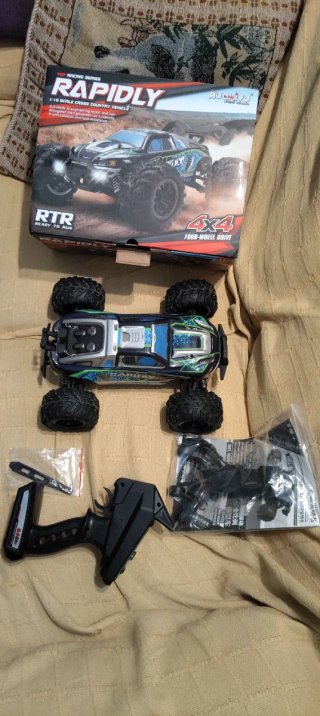 Coche teledirigido RC Monster Truck y otro coche.