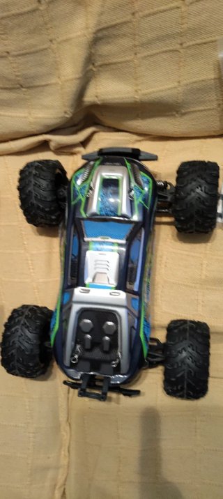 Coche teledirigido RC Monster Truck y otro coche.
