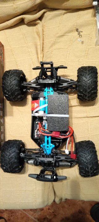 Coche teledirigido RC Monster Truck y otro coche.