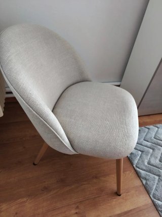 Sillón tapizado beige y madera