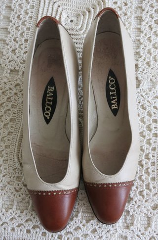 Zapatos Ballco beige y marrón. Talla: 37