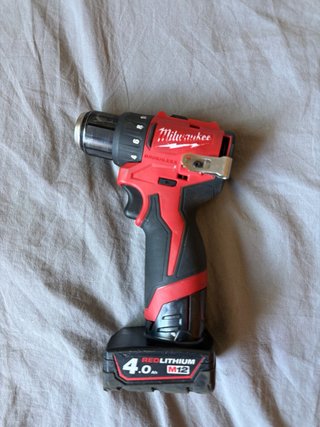 Atornillador Milwaukee M12 + Batería 4Ah