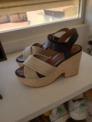 Sandalias Bimba y Lola Beige y Negras