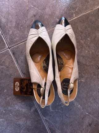 Zapatos de alta costura blancos y plateados