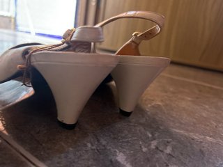 Zapatos de alta costura blancos y plateados
