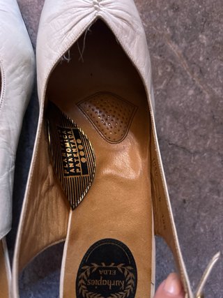 Zapatos de alta costura blancos y plateados
