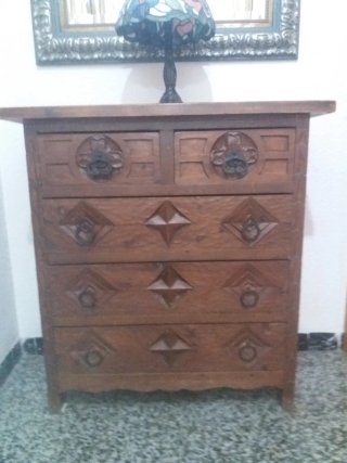 Cómoda antigua de madera con cajones