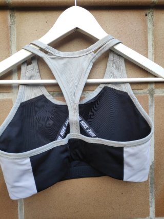 Top deportivo Nike negro y blanco