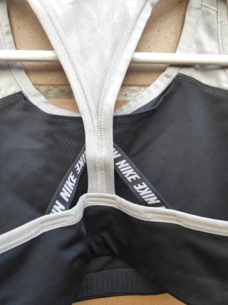 Top deportivo Nike negro y blanco