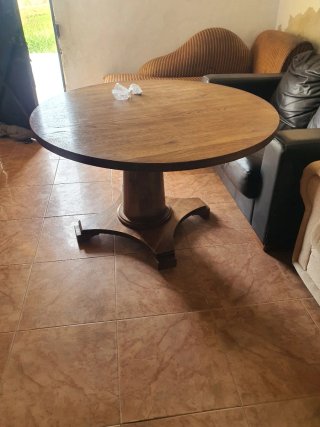 Mesa redonda de madera