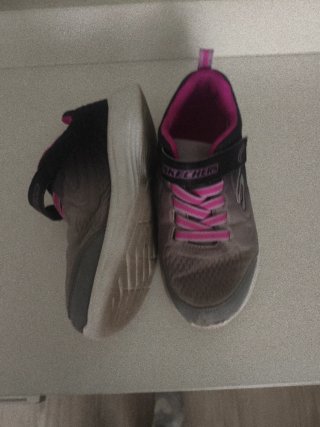 Zapatillas deportivas Skechers niña grises y rosas