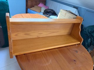 Estantería de madera rústica