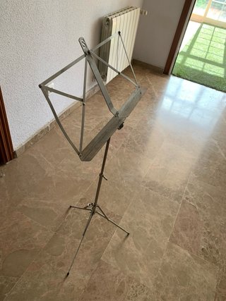 Atril de hierro plegable