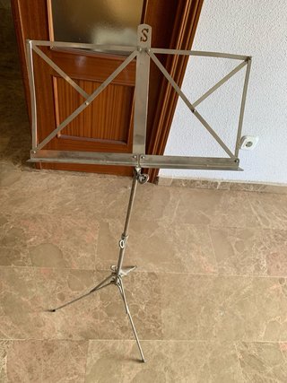 Atril de hierro plegable