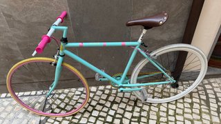 Bicicleta Celeste con Detalles Rosas