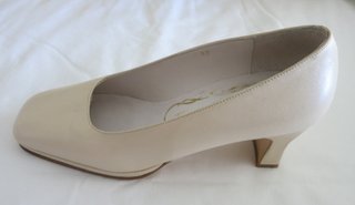 Zapatos Carmina Botella en color marfil. Talla 37