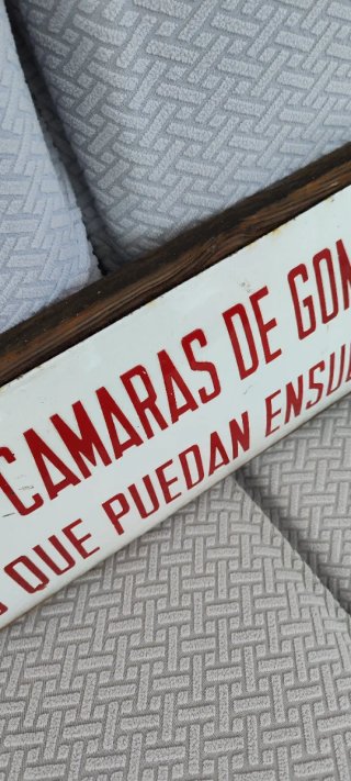 Cartel No meter cámaras de goma