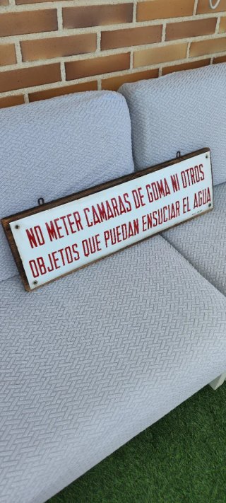 Cartel No meter cámaras de goma
