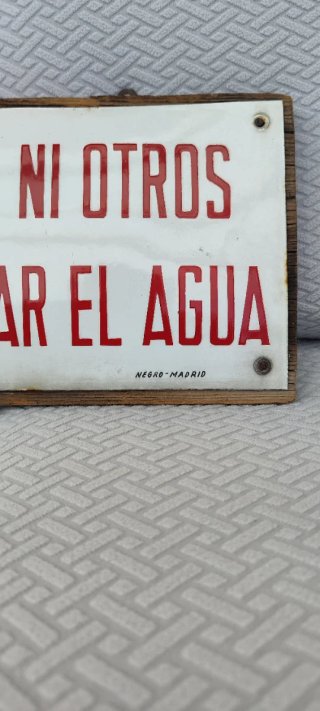 Cartel No meter cámaras de goma