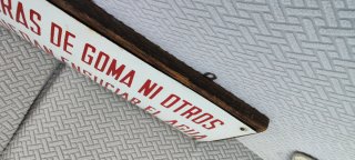 Cartel No meter cámaras de goma