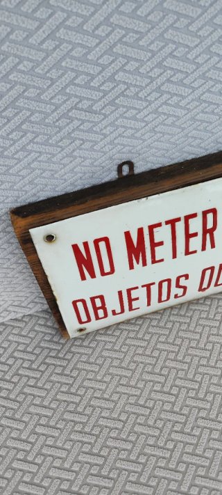 Cartel No meter cámaras de goma