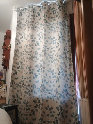Cortina con estampado de hojas.
